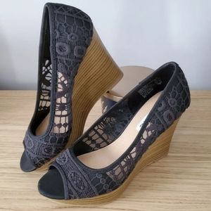American Eagle Black Lace Wedge Heels Size 7